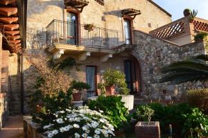 un edificio con un ramo de flores delante de él en Villa Quiete, en Spadafora