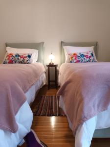 dwa łóżka siedzące obok siebie w sypialni w obiekcie Στούντιο Διπλα στην Ακρόπολη w Atenach
