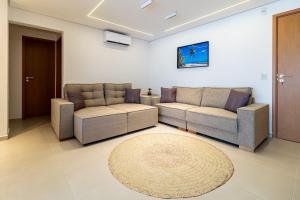 ein Wohnzimmer mit 2 Sofas und einem Teppich in der Unterkunft Elegância Tropical San Martin - Destino BSM 303 C in Barra de São Miguel