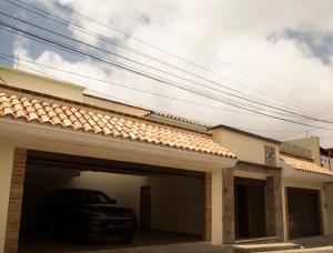 a car parked in the garage of a house at El Ciruelo in Teziutlán