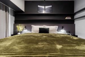 - une chambre avec un grand lit aux murs noirs dans l'établissement Flat 1111 WCT Berrini Brooklin, à São Paulo