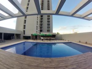 una gran piscina en la azotea de un edificio en Flat 1209 - Conforto Parque Areião, en Goiânia