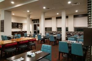 a dining room with tables and chairs at Hilton Garden Inn Columbus/Dublin in Dublin