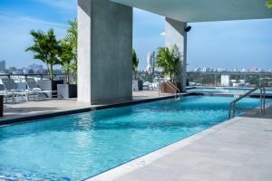 une piscine sur le toit d'un bâtiment dans l'établissement Smart Brickell Hotel, à Miami