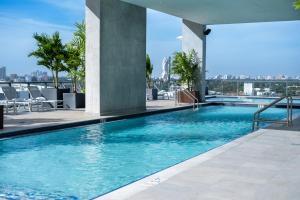 una piscina en la azotea de un edificio en Smart Brickell Hotel, en Miami
