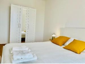 een slaapkamer met een wit bed en handdoeken bij One bedroom apartment in center w. Terrace&Parking in Luxemburg