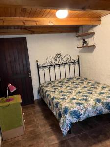 1 dormitorio con cama y techo de madera en Casa quinta La Panambí en Campana