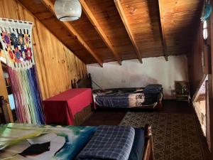 1 dormitorio con 2 camas en una habitación con techos de madera en Casa quinta La Panambí en Campana