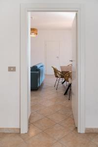 uma sala de estar com um sofá azul e uma mesa em Villa Torre di Lupo- Manfredi Homes&Villas em Mattinata