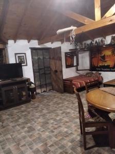 sala de estar con mesa y TV en Casa quinta La Panambí en Campana