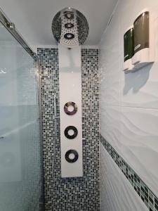 a bathroom with a shower with black and white tiles at Apartamento Nuria in Figueres