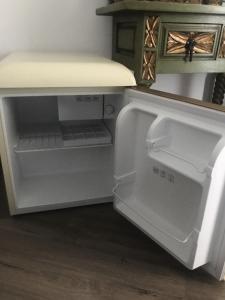 um frigorífico vazio com a porta aberta numa cozinha em Habitación deluxe con baño privado en Atalaya Apartagolf, Estepona em Estepona