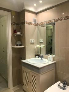ein Badezimmer mit Waschbecken und Spiegel in der Unterkunft Habitación deluxe con baño privado en Atalaya Apartagolf, Estepona in Estepona