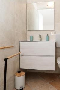 uma casa de banho com um lavatório e um espelho em Villa Torre di Lupo- Manfredi Homes&Villas em Mattinata