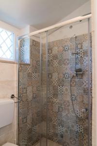 um chuveiro com uma porta de vidro na casa de banho em Villa Torre di Lupo- Manfredi Homes&Villas em Mattinata