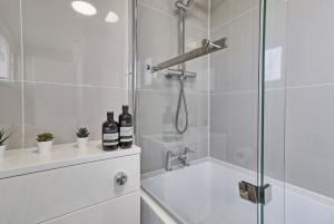 Ένα μπάνιο στο Newly Refurbished 3BR House Basildon, Garden, Netflix & Trisport Table +37 φωτογραφίες