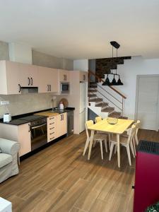 cocina y comedor con mesa amarilla en una habitación en Casa Juan, en Cabanes