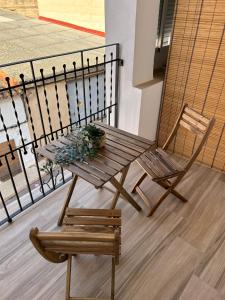 um banco de madeira e uma cadeira numa varanda em Casa Juan em Cabanes