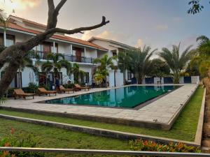 un'immagine di una piscina in un resort di The Reef Resort a Nilaveli