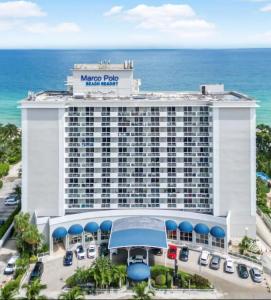 uma vista aérea do resort de Magellan Sutera em Marco Polo Beach Resort Condo with balcony em Sunny Isles Beach
