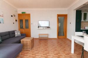 un soggiorno con divano e TV a schermo piatto di Grand Harbour View a Birgu (Vittoriosa)