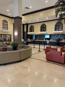 um lobby de um hotel com sofás e uma tv em Marco Polo Beach Resort Condo with balcony em Sunny Isles Beach