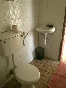 łazienka z toaletą i umywalką w obiekcie Gaia Eco Hub BnB w mieście Fort Portal