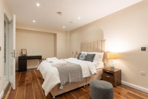 a bedroom with a large bed and a desk at Beautiful 2-Bed Apartment in London in London