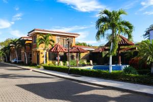 dom z palmą i basenem w obiekcie Arrecifes 18 w mieście Coco