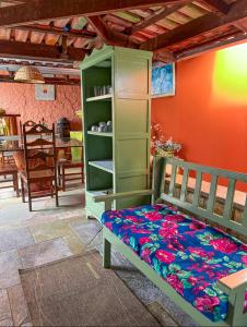 um quarto com uma cama e uma estante de livros em Vila Vitória Pousada em Pirenópolis