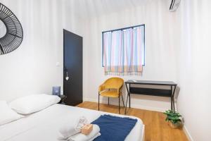 a bedroom with a bed and a desk with a chair at Le cocon de Vauban in Marseille