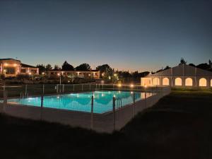 ein großer Swimmingpool in der Nacht mit Lichtern in der Unterkunft Finca Alarcos in Valverde