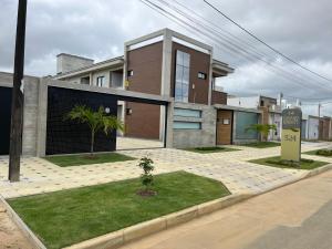 uma casa com um sinal em frente em Conquista Executive Residence em Vitória da Conquista