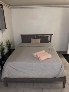 1 dormitorio con 1 cama con 2 toallas en Studio 10 min aéroport orly, en Athis-Mons