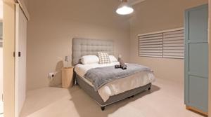 1 dormitorio con 1 cama grande en una habitación en Deja Blue, en Struisbaai