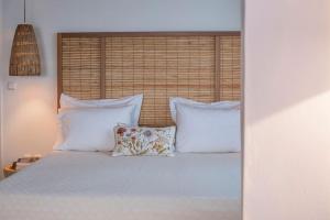 un dormitorio con una cama con dos almohadas en Sirma Beach House, en Kimolos