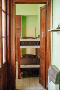聖菲的住宿－InstaLate Hostel，走廊上设有两张双层床。