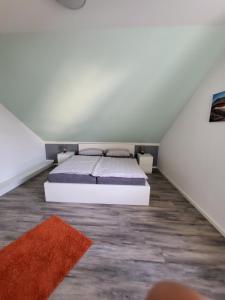 ein Schlafzimmer mit einem Bett im Dachgeschoss in der Unterkunft Ferienwohnung in Elz bei Limburg an der Lahn in Elz
