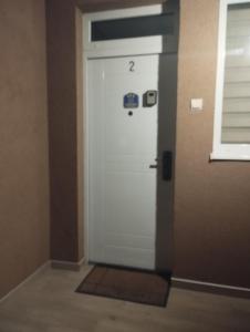 uma porta branca num quarto com uma janela em Apartman Mikica em Vrnjci