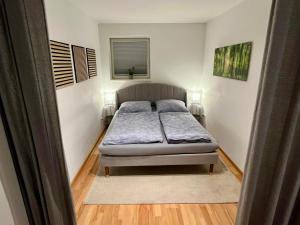 - une chambre avec un lit dans l'établissement 4*+ Maisonette-Apartment, à Brüggen