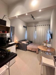 um quarto com uma cama e uma mesa num quarto em Apartamento Glória no Rio de Janeiro