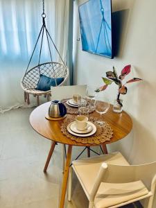 - une table à manger avec des assiettes et des verres dans l'établissement Apartamento Glória, à Rio de Janeiro