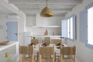 uma sala de jantar com mesa e cadeiras em Luxury Houses La Mar de Bonita em Guardamar del Segura