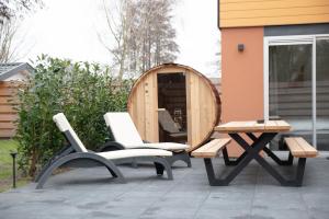 een groep stoelen en tafels op een patio bij Recreatiepark de Koornmolen in Zevenhuizen