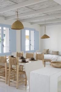 uma sala de estar com mesa e cadeiras em Luxury Houses La Mar de Bonita em Guardamar del Segura