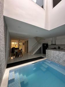 a house with a swimming pool in the middle of a kitchen at Casa privada con piscina Villa Encanto in Carmen de Apicalá +6 photos