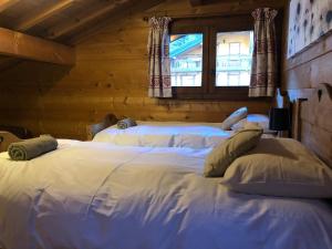シャテルにあるCentral Hostel Chatelのベッドルーム1室(白い大型ベッド2台付)