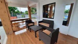 LS Resthouse - Loft studio with pool and garden access的休息区