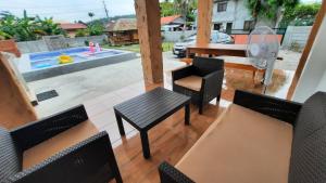 LS Resthouse - Loft studio with pool and garden access的休息区