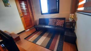 LS Resthouse - Loft studio with pool and garden access的休息区
